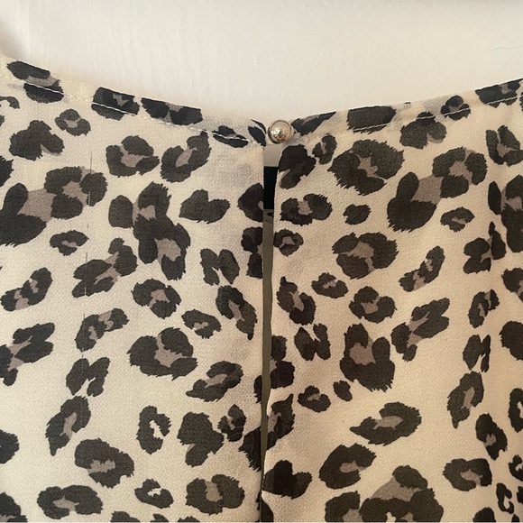 Leopard print top with keyhole opening and front-tie detail - Picture 4 of 5